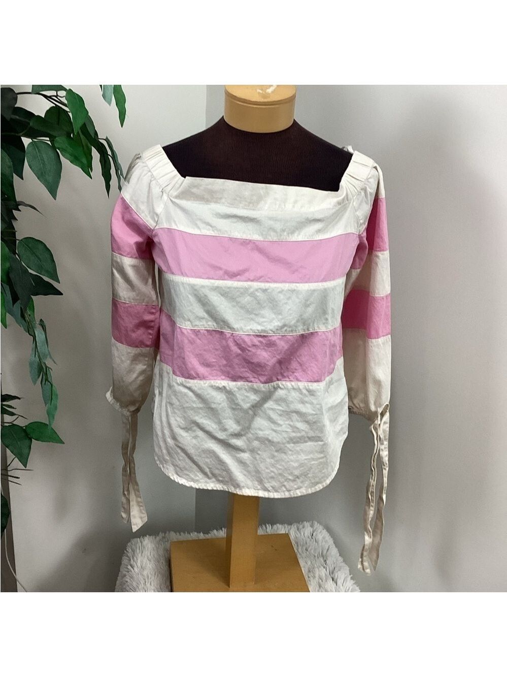Vero Moda pink and off white top woman’s medium partial elastic neckline